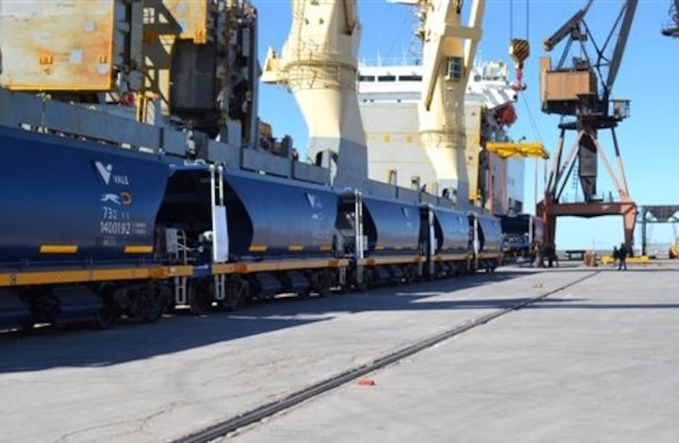 El puerto bahiense exportó casi 800 mil toneladas de granos y subproductos