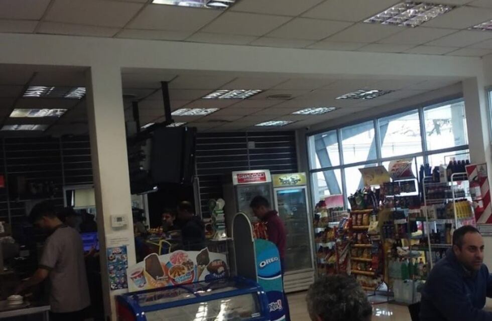 Un ladrón sorprendió al encargado de un minishop y se llevó hasta los cigarrillos