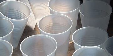 Vasos de plástico\u002E (Archivo)