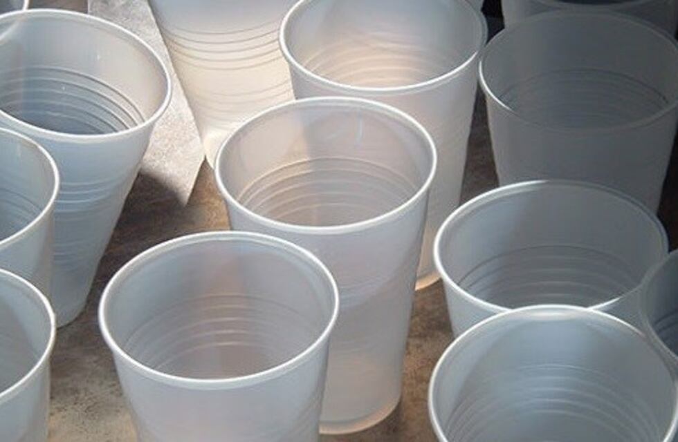 Proponen eliminar los vasos descartables en eventos públicos