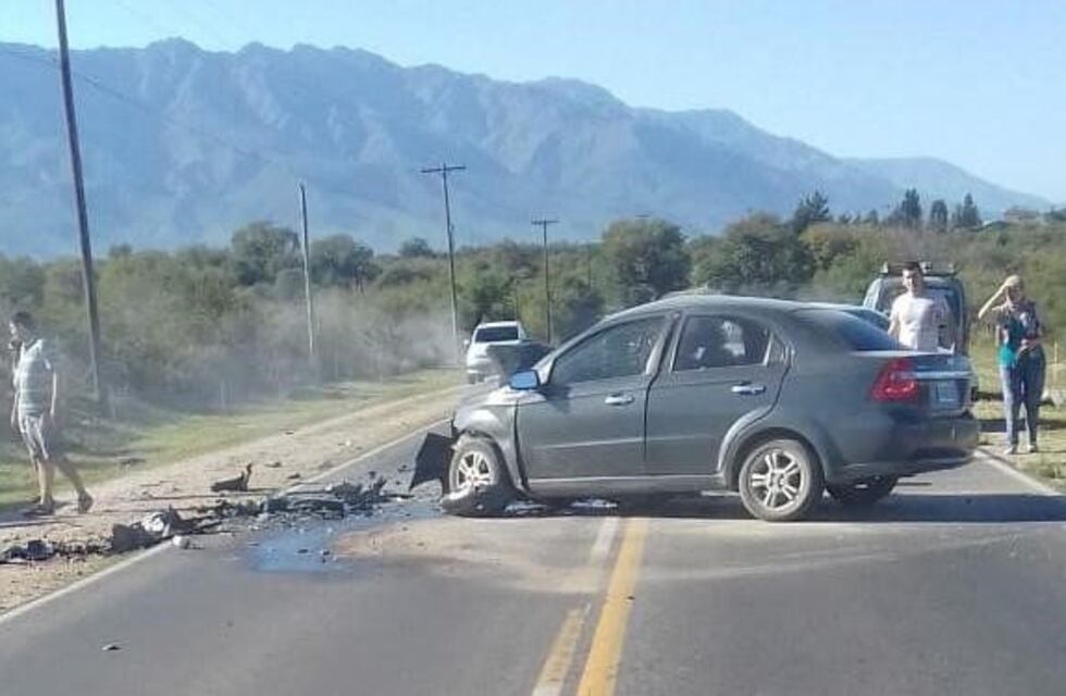 Dos vehículos impactaron de frente en Nono