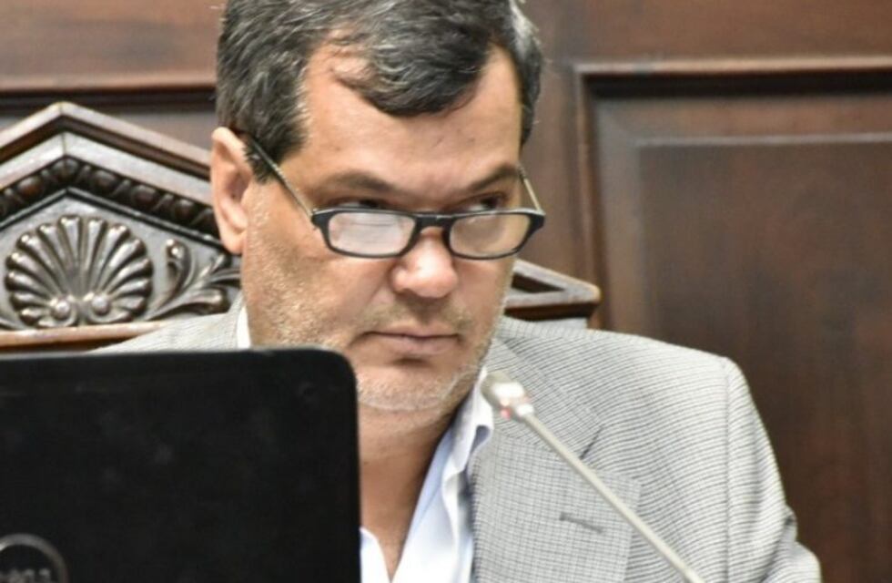 Parés defendió la designación de familiares y criticó a Niven