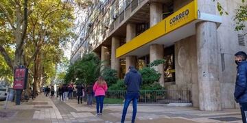El edificio del Correo Argentino en la ciudad de Mendoza\u002E El sindicato denunció un brote de Coronavirus entre los empleados