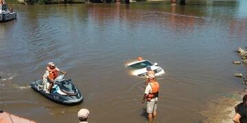 Camioneta en aguas del río Gualeguaychú\nCrédito; ElDía