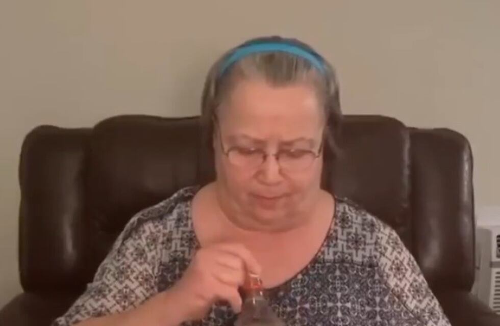 Una señora hizo el experimento de las mentas y la Coca Cola y el video se volvió viral