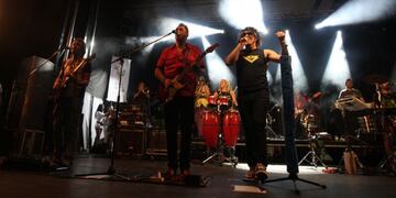 BUENOS AIRES 07/03/2011, CIENTOS DE PERSONAS ASISTEN AL SHOW DE LOS DECADENTES EN EL CARNAVAL DEL BARRIO DE BOEDO DE ESTA CAPITAL\u002EFOTO\u002EDYN/PABLO MOLINA\u002E buenos aires festejos de carnaval musica multitud corso de boedo recital autenticos decadentes carnavales carnaval costumbres tradiciones