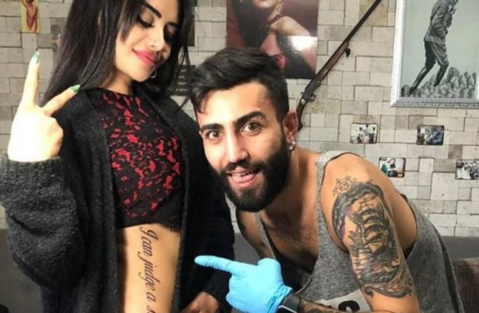 Se tatuó una frase gigante en inglés pero descubrieron un grave error de traducción