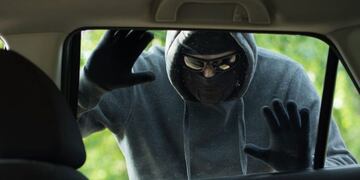 Olvidó cerrar con llave la puerta de la camioneta y le robaron más de $200.000