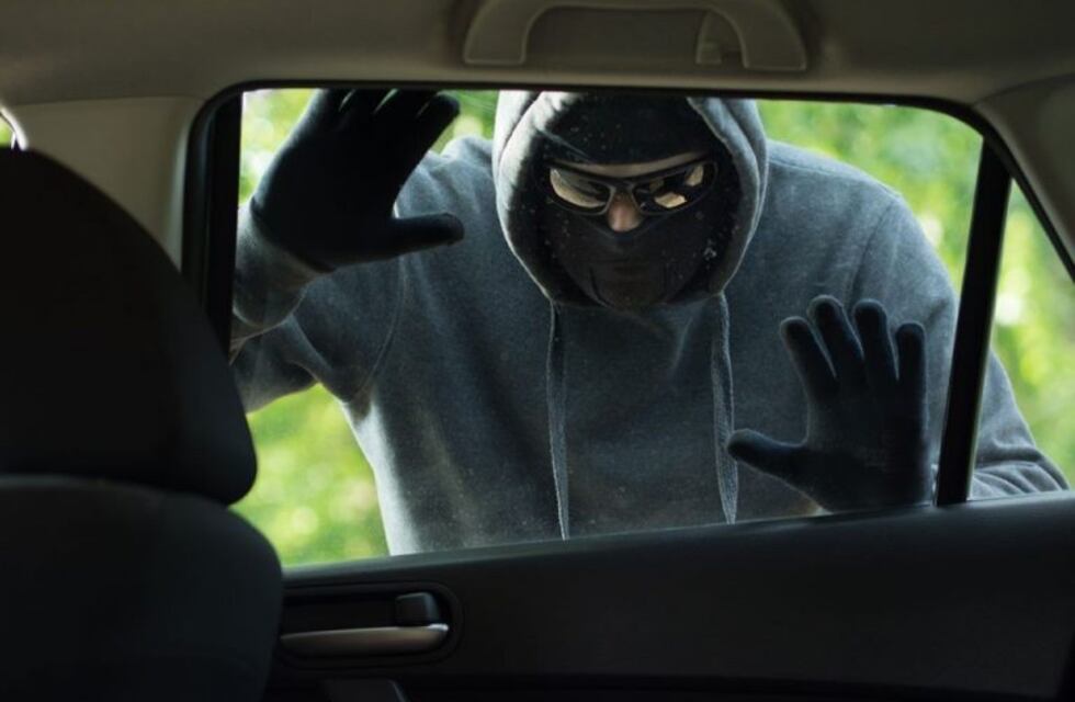 Olvidó cerrar con llave la puerta de la camioneta y le robaron más de $200.000