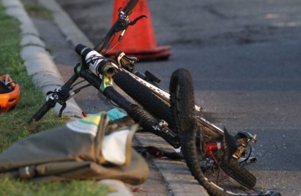 Un ciclista ebrio chocó contra un auto en Maipú: quedó detenido