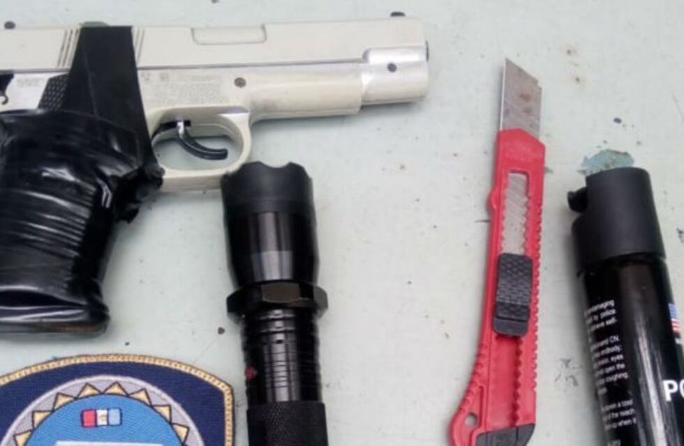 Llevaba una réplica de un arma, una picana y una trincheta y quedó detenida