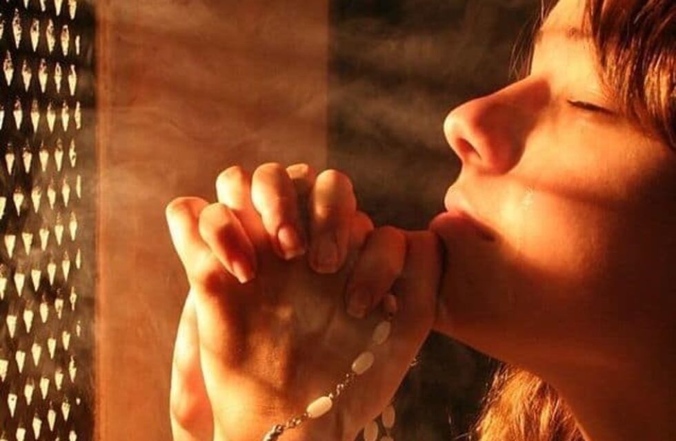 Separan a cura por fotografiar a niños en la confesión