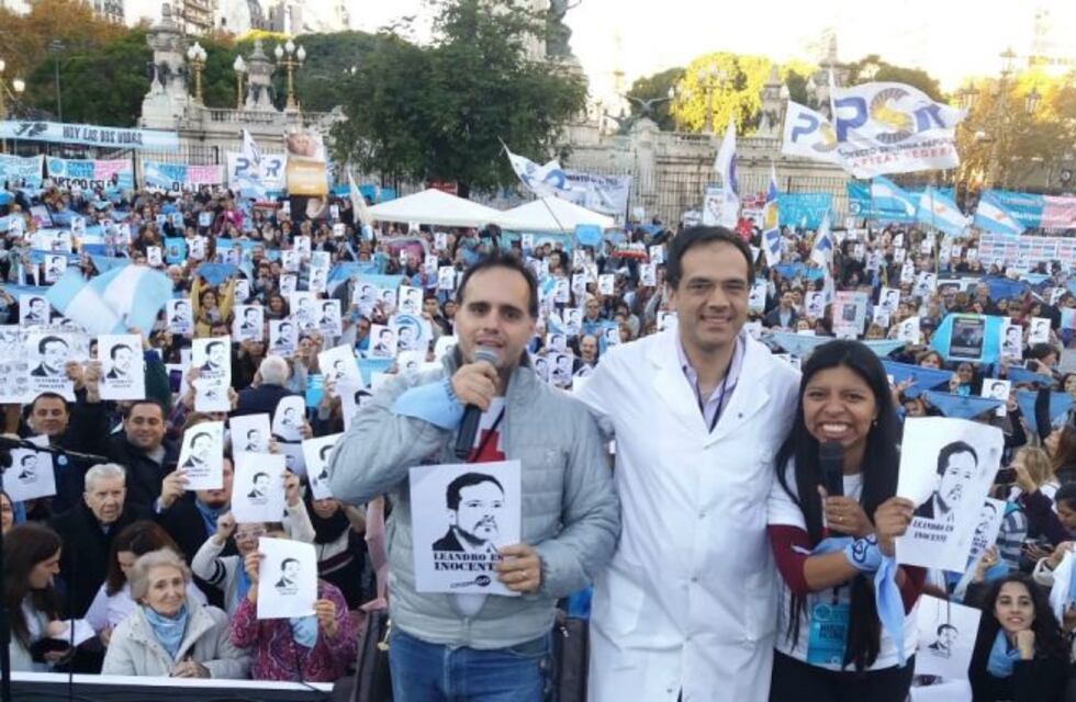 Los "pañuelos celestes" marcharon a favor del ginecólogo que se negó a hacer un aborto