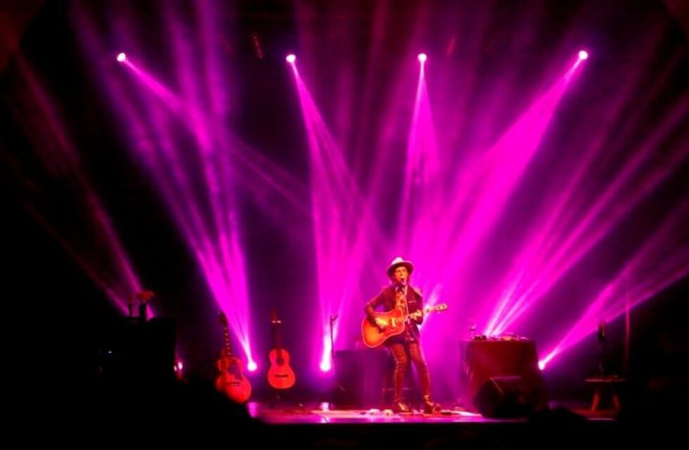 Coti en un acústico imperdible y a sala llena en General Alvear