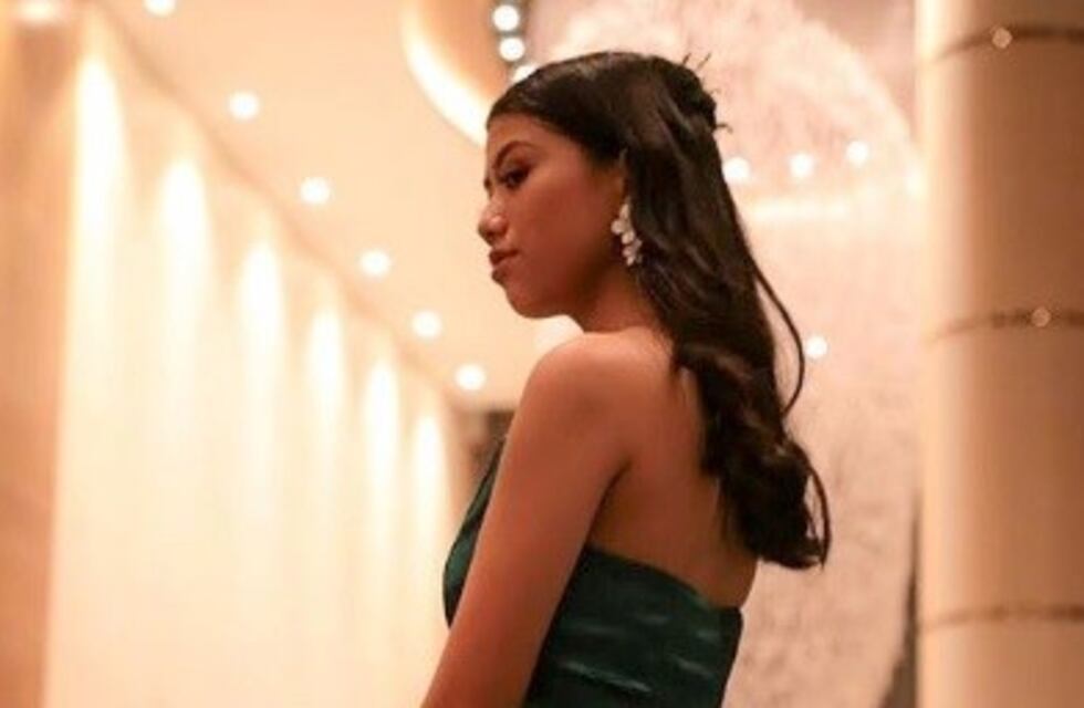 Diseñó, cosió y pintó a mano su vestido de graduación y el resultado maravilló en Internet