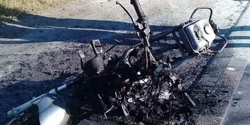 Una motocicleta se incendió en Carlos Paz\u002E