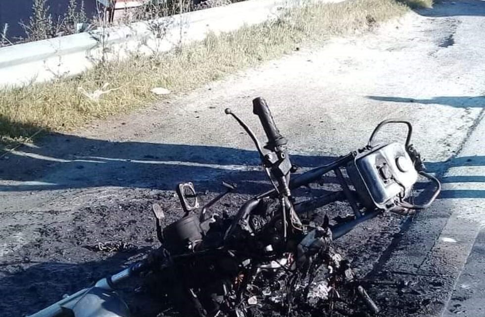 Carlos Paz: se le incendió la moto mientras manejaba