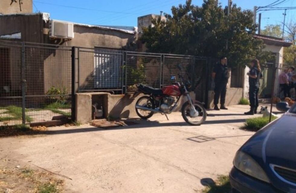 Una mujer fue encontrada muerta en el baño de su casa: aparentemente la mató su Pitbull