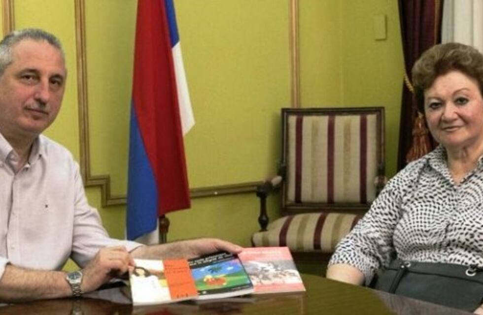 Familiar de víctima de la AMIA con el gobernador Passalacqua