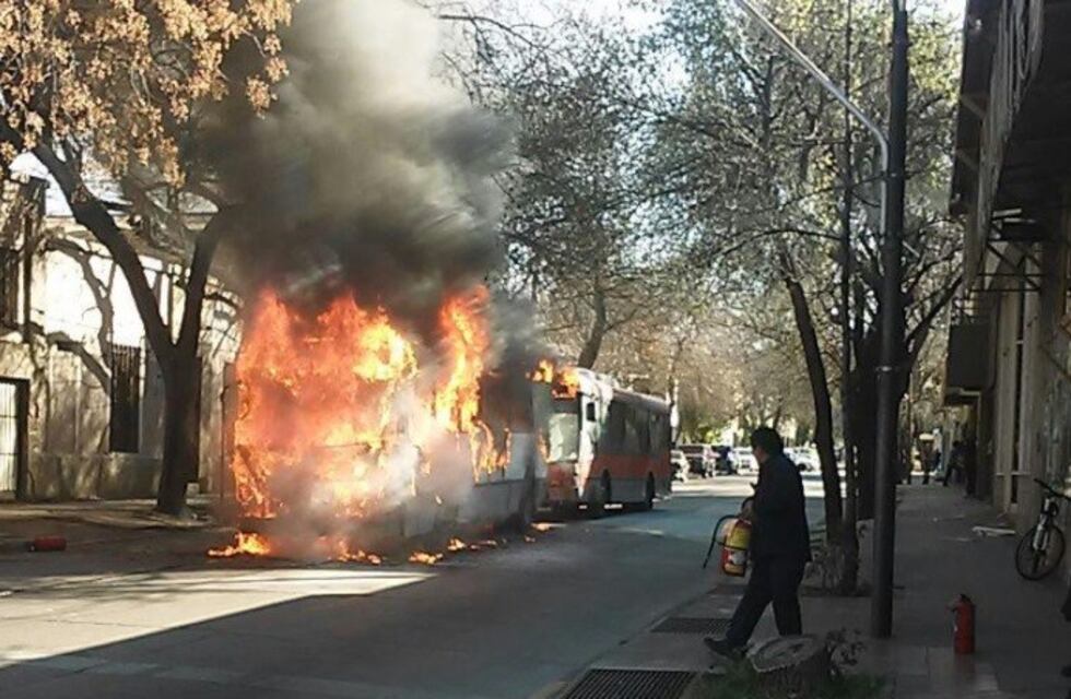 Un autobús en llamas lo frenaron en plena ciudad