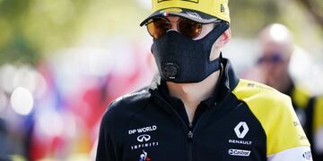 Esteban Ocon of Renault arrives with a face mask ahead of the Formula 1 Australian Grand Prix 2020 at the the Albert Park Circuit in Melbourne, Thursday, March 12, 2020\u002E (AAP Image/Michael Dodge) NO ARCHIVING, EDITORIAL USE ONLY
