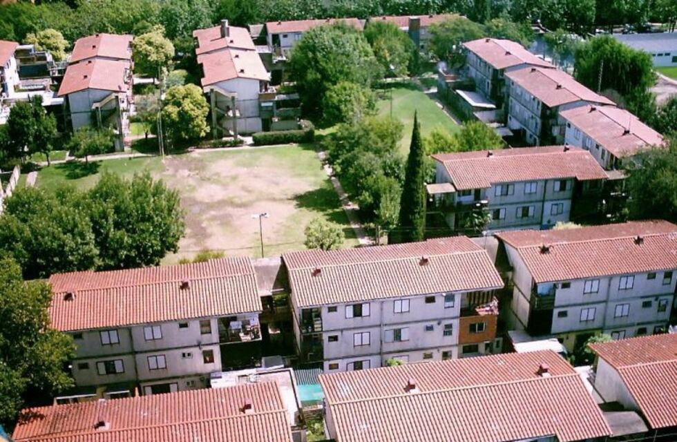 Tenía 69 años, bajaba por la escalera con la bicicleta y murió tras golpearse la cabeza