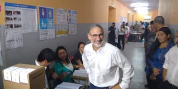 Luis Basterra emitió su voto cerca de las 9 de la mañana