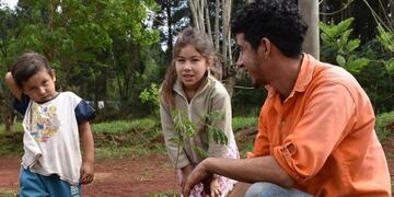 Este miércoles se plantaron árboles nativos en plazas y espacios públicos\u002E