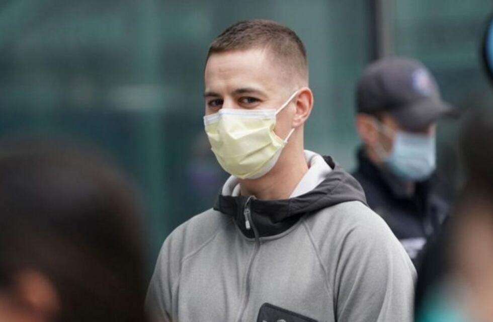 Crearon un barbijo inteligente que se desinfecta solo, mide la calidad del aire y monitorea los signos vitales