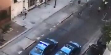 Serios incidentes entre hinchas de All Boys y la Policía: hubo balazos de goma y patrulleros destrozados