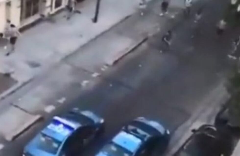 Feroz enfrentamiento entre hinchas de All Boys y la Policía