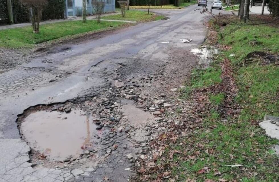City Bell: un bache que lleva 6 meses en la puerta de su casa desató la furia de un vecino
