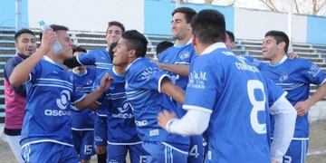 Centro Empleados de Comercio goleu00f3 a la Lepra y sigue siendo lu00edder de la Liga Mendocina.