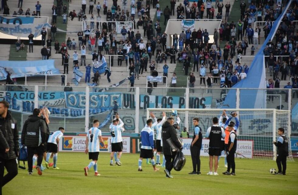 Tristeza total en Nueva Italia: Racing se fue al descenso sin jugar
