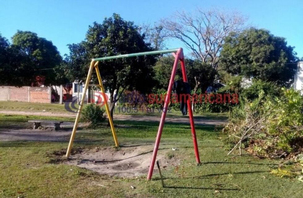 Se robaron las hamacas de una plaza