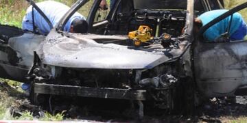 Así fue hallado el automóvil, con los cuerpos en su interior\u002E