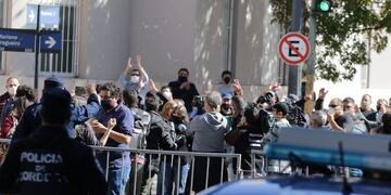 En una tensa jornada, con marchas del Suoem, quedó aprobada la reducción salarial\u002E