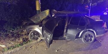 Un accidente de tránsito dejó a dos muertos y tratan de verificar si hubo un segundo auto involucrado