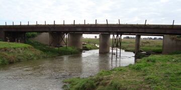 Un auto de despistó y cayó dentro de un arroyo en Paraná
