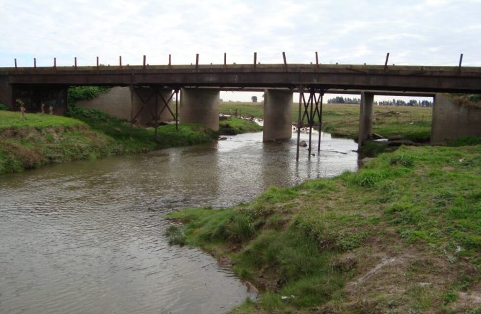Un auto de despistó y cayó dentro de un arroyo en Paraná