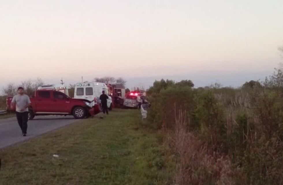 Accidente de tránsito: volcaron en una laguna en Chubut y sus hijas lograron salvarlos