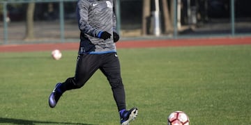 (FILES) This file picture taken on January 21, 2017 shows Argentine striker Carlos Tevez taking part in his first training session with his new club Shanghai Shenhua in Shanghai\u002E\nCarlos Tevez is overweight and will not play again for Shanghai Shenhua until he gets fit, the Chinese club's new coach warned, in a report published on September 13, 2017\u002E / AFP PHOTO / STR / China OUT
