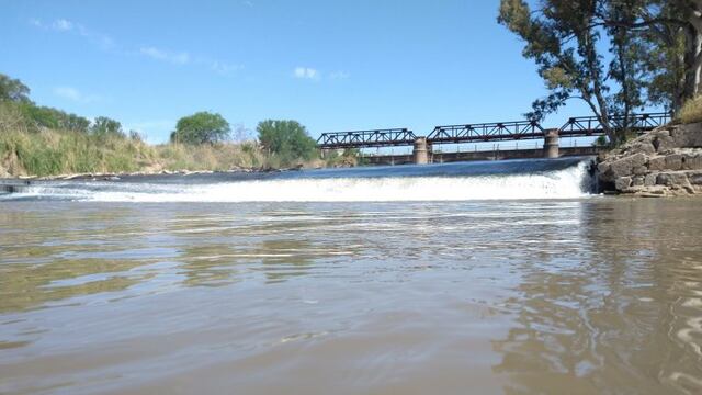 La cascada y los tres puentes del Balneario El Puente en el río Xanaes, Marull