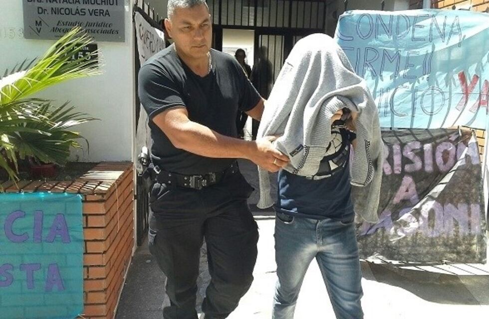 Seguirá detenido el docente que mantuvo una relación amorosa con dos alumnas