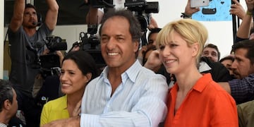 BALLOTAGE 2015 22-11 bsas 22-11-15rnvotacion de daniel sciolirnBUENOS AIRES (ARGENTINA), 22/11/2015.- El candidato del Frente para la Victoria (FPV) a la presidencia Argentina, Daniel Scioli (c), vota junto a su mujer Karina Rabolini (d), y su hija Lorena (i), en la localidad de Tigre, provincia de Buenos Aires hoy, 22 de noviembre de 2015. Tras la primera vuelta del pasado 25 de octubre, unos 32 millones de argentinos estu00e1n convocados a las urnas para elegir entre el conservador  EFE/Juan I. Roncoroni buenos aires daniel scioli karina rabolini lorena elecciones presidenciales 2015 segunda vuelta balotaje candidato del partido frente para la victoria candidato votando voto sufragio