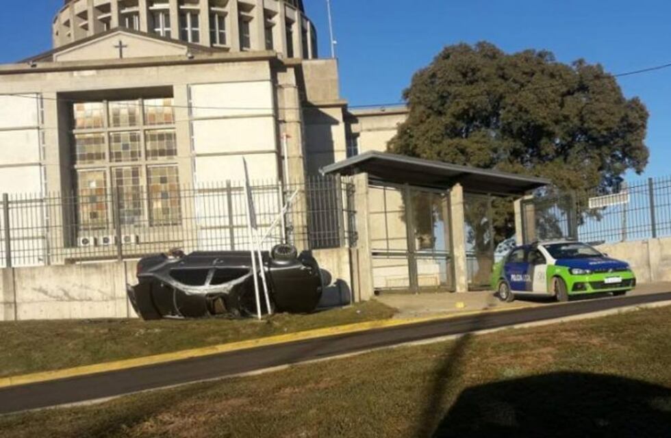 Espectacular vuelco en la Costanera: perdió el control del auto y "abrazó" el Santuario