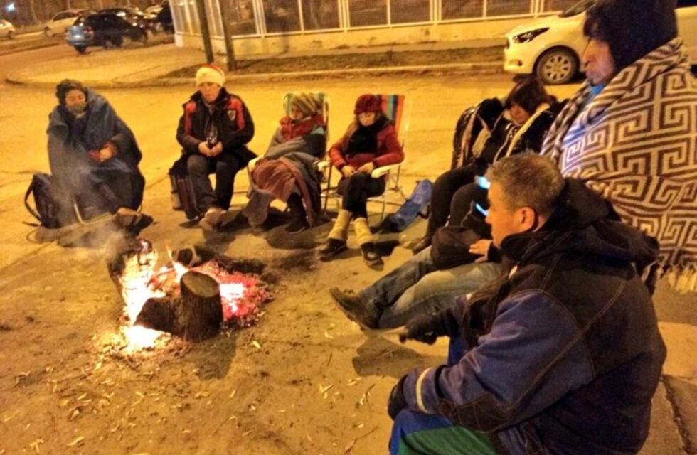 Partirarios y funcionarios estuvieron toda la noche negociando y no hay avances
