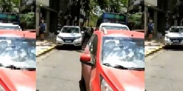 El Chevrolet quedó en el medio de calle Paraguay el sábado al mediodía\u002E (@gringaycanalla)