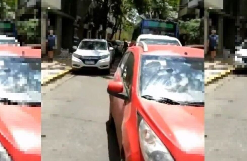 Paró en doble fila para comprar pescado y el video de las quejas se viralizó