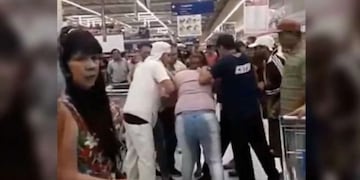 Increíble pelea en un supermercado Coto de José C\u002E Paz por conseguir una bandeja de milanesas en oferta\u002E